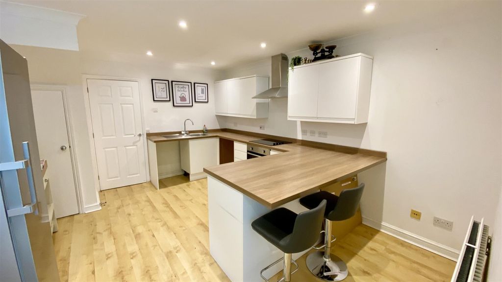 Property photo 3 of 10 Kitchen/Breakfast Room