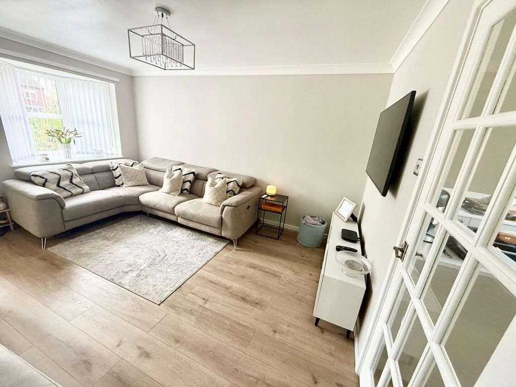 Property photo 2 of 11 Lounge