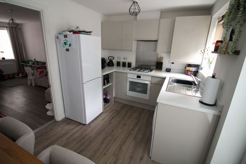 Property photo 2 of 10 Kitchen 2