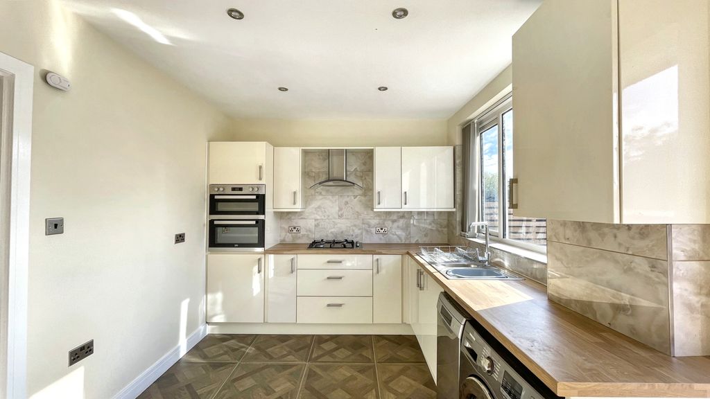 Property photo 2 of 12 Kitchen