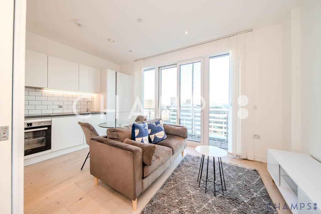 Property photo 1 of 11 Stylish Manhattan Studio In Brentfordâ€™S Prestigious Solarium