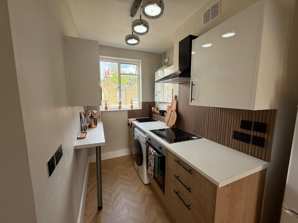 Property photo 1 of 12 Photo 8
