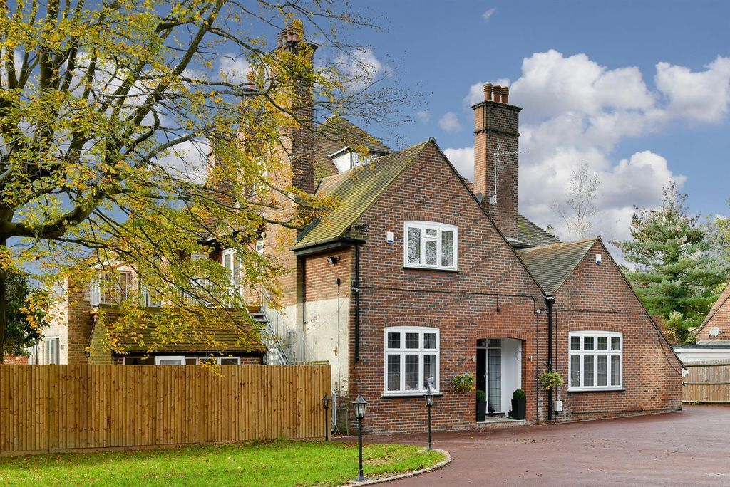 Property photo 1 of 34 Hoyland Downc.Jpg