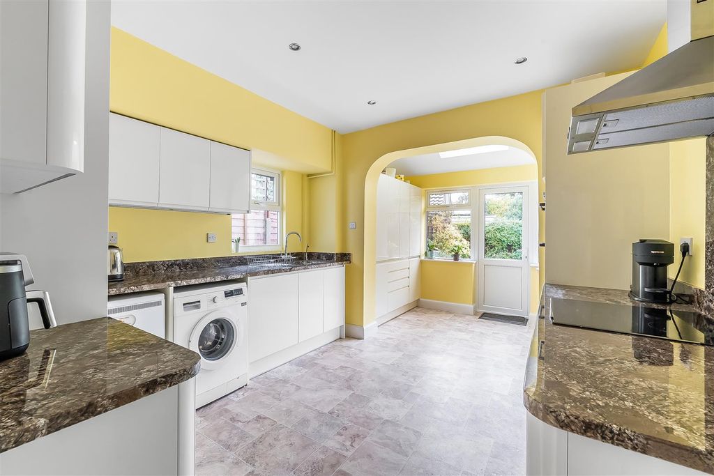 Property photo 3 of 34 42-Anne-Boleyns-Walk-1.Jpg