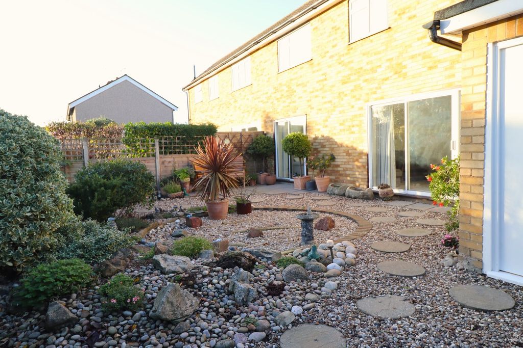 Property photo 2 of 25