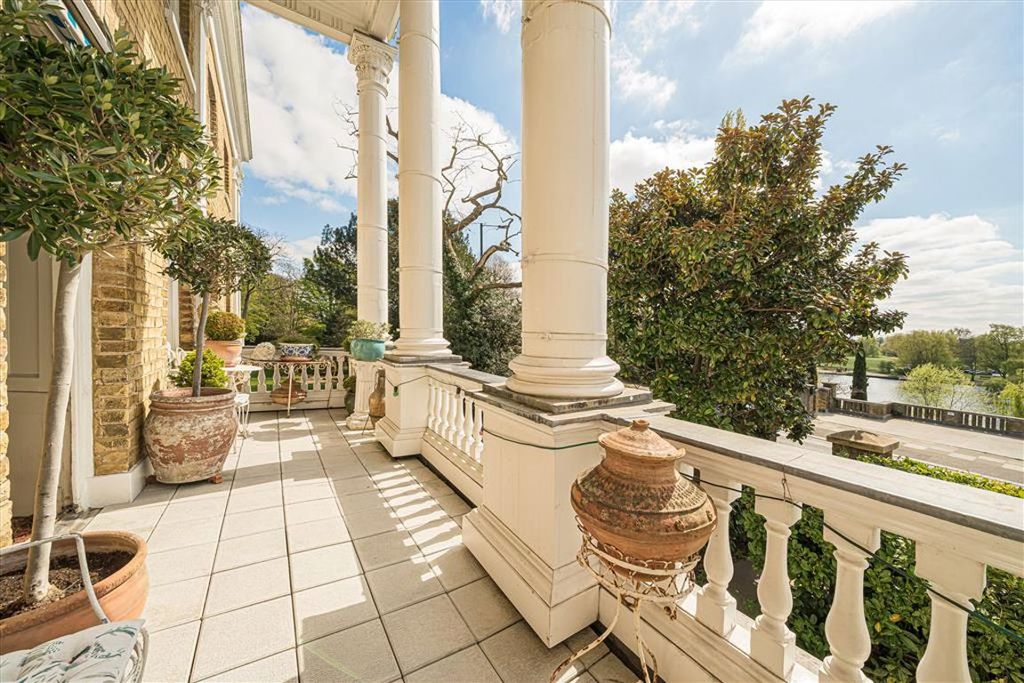 Property photo 2 of 8