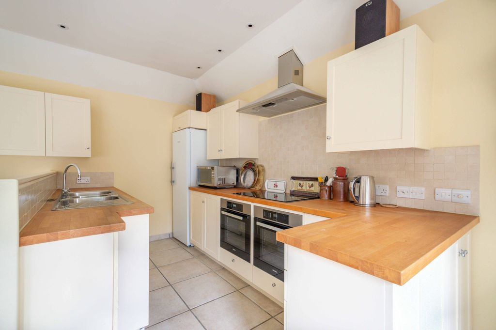 Property photo 3 of 22 11 Chapel Street-07