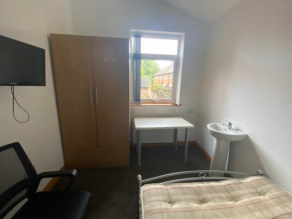 Property photo 1 of 15 A Bright And Tidy Double Bedroom With A Desk And c...