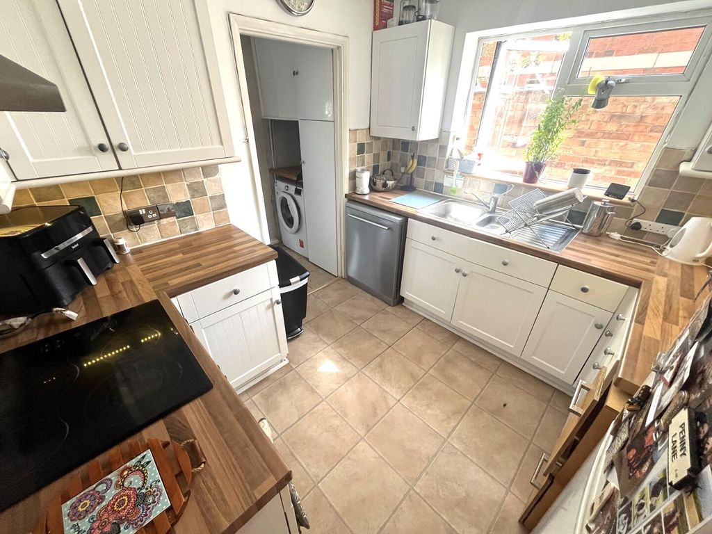 Property photo 3 of 9 Kitchen