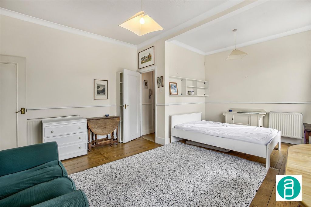 Property photo 2 of 10 Flat_5_68_Queens_Road-8.Jpg