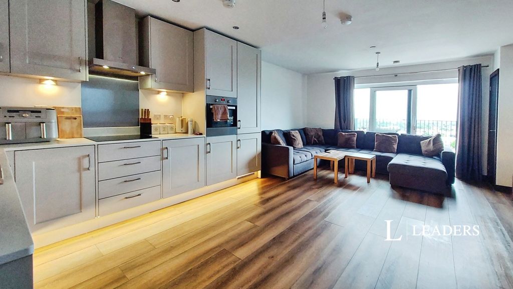 Property photo 2 of 11 Kitchen Lounge