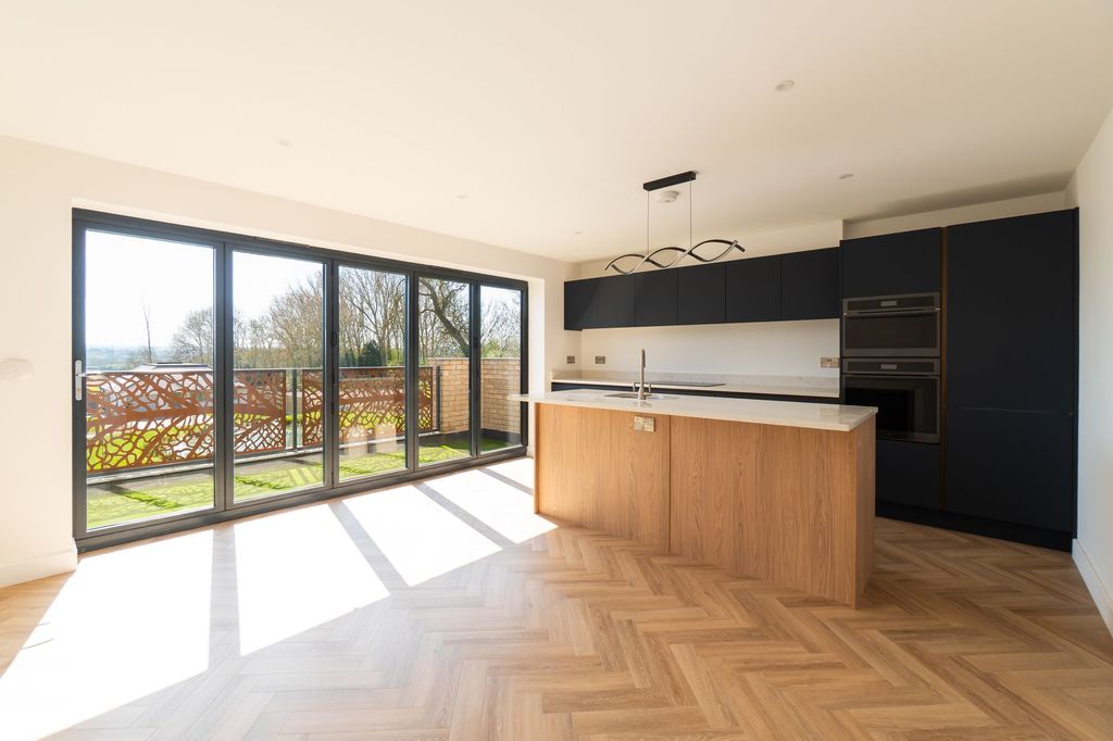 Property photo 2 of 25