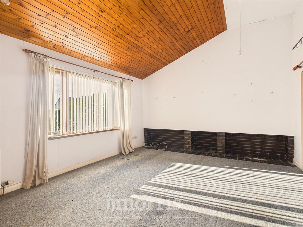 Property photo 3 of 22 Lounge