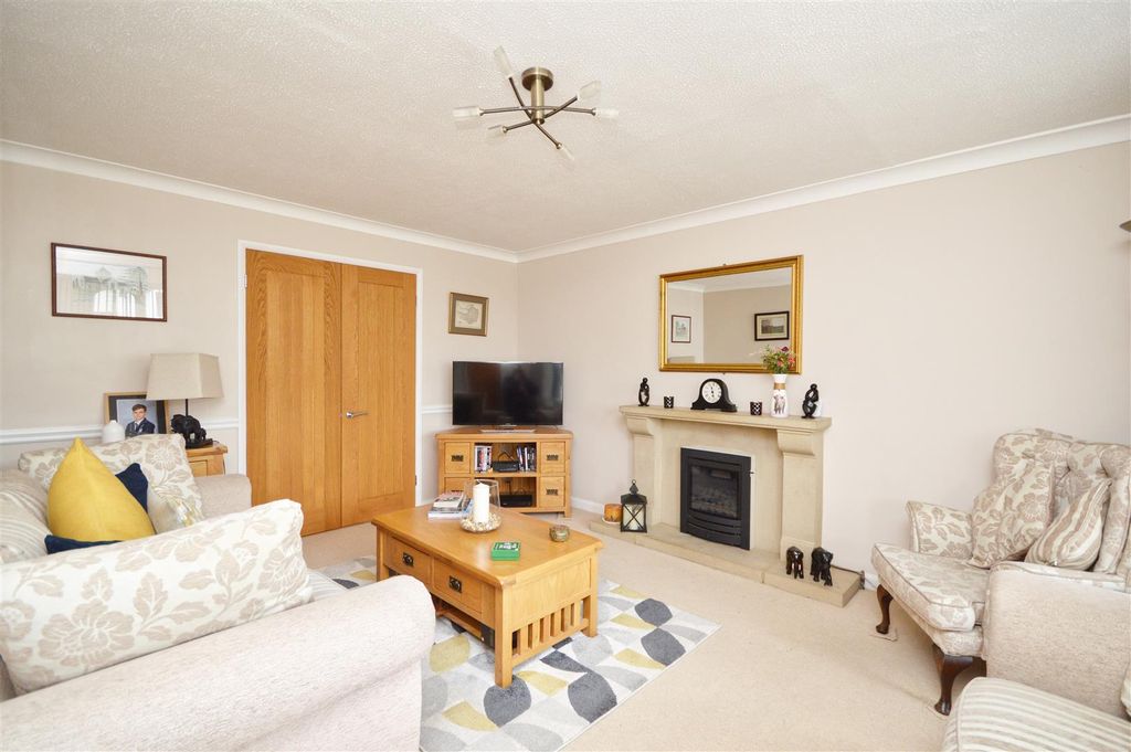 Property photo 3 of 21 Sitting Room