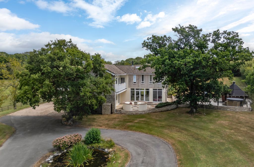 Property photo 3 of 19 Lovelaces Copse
