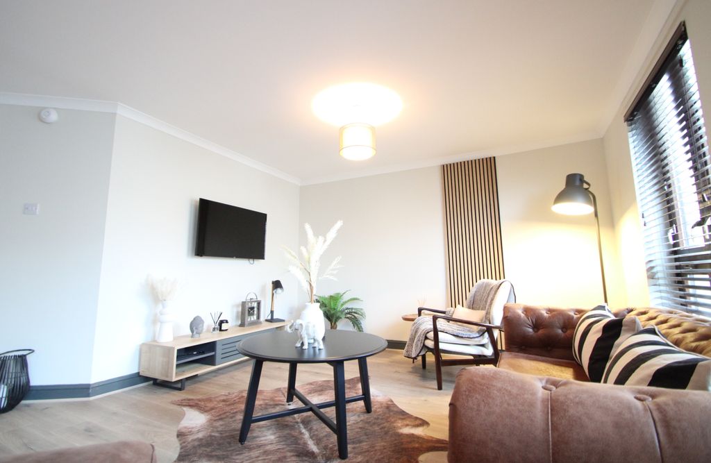 Property photo 3 of 21 Lounge