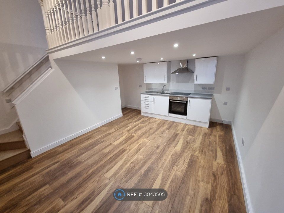 Property photo 1 of 9 Bright Open-Plan Living & Kitchen