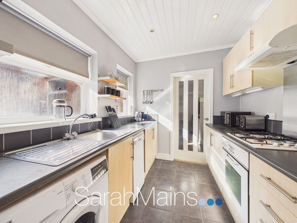 Property photo 3 of 11 Kitchen