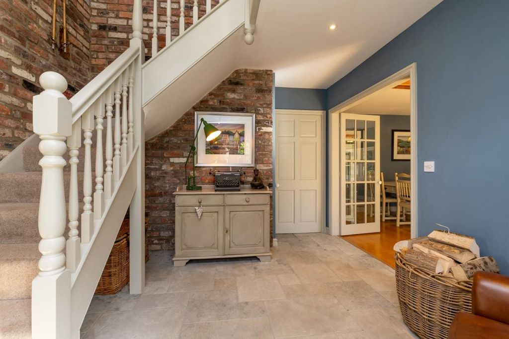 Property photo 2 of 25