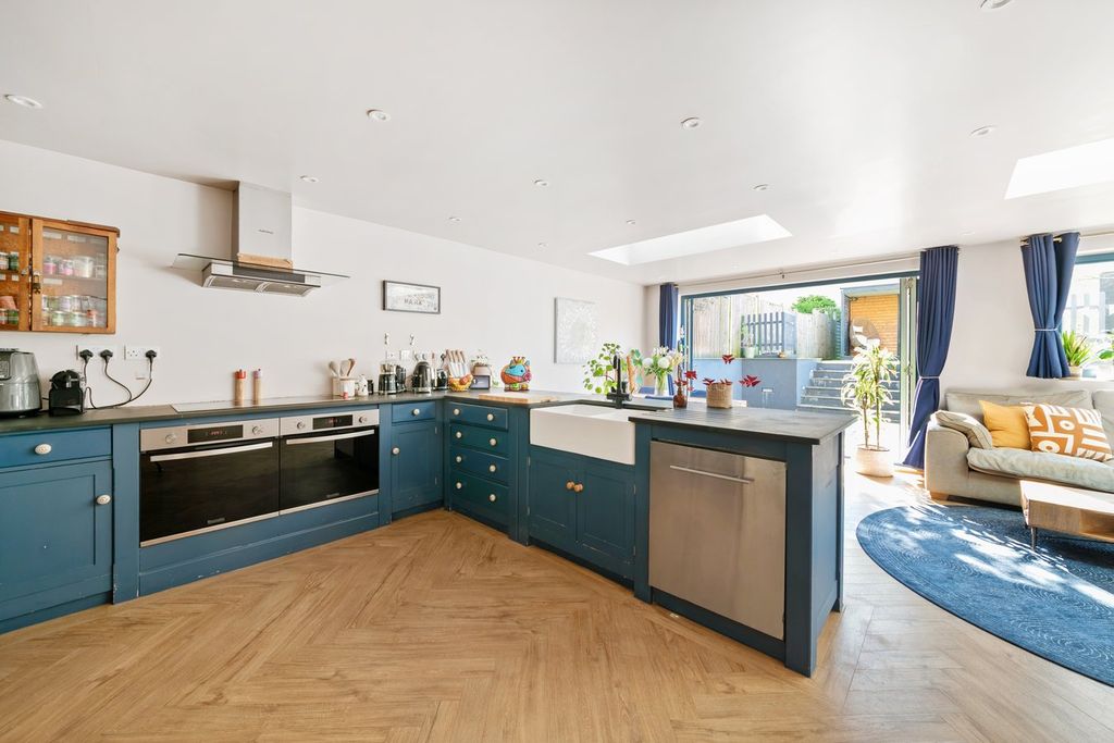 Property photo 2 of 11
