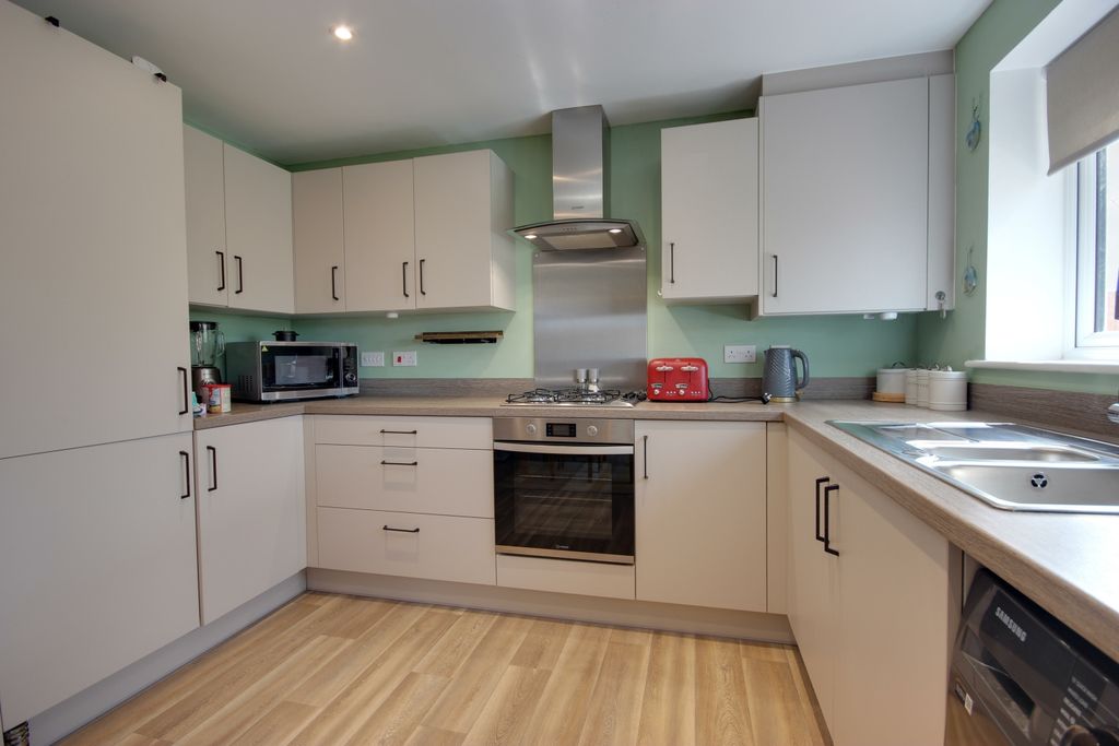 Property photo 3 of 16 1 Kit Din C