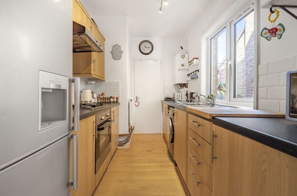 Property photo 3 of 10 Kitchen