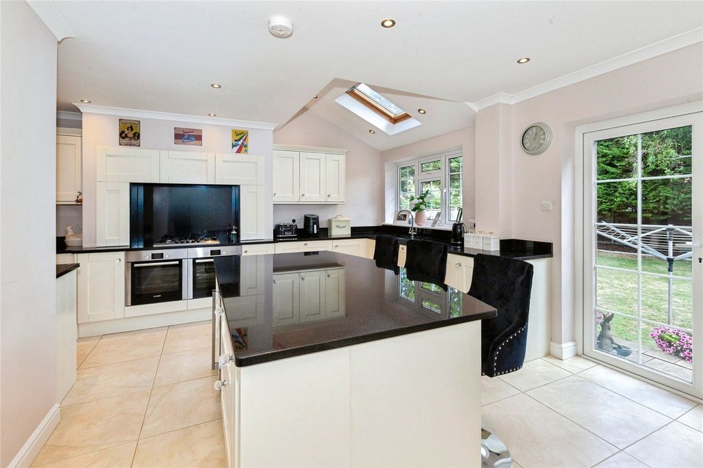Property photo 3 of 31 Kitchen