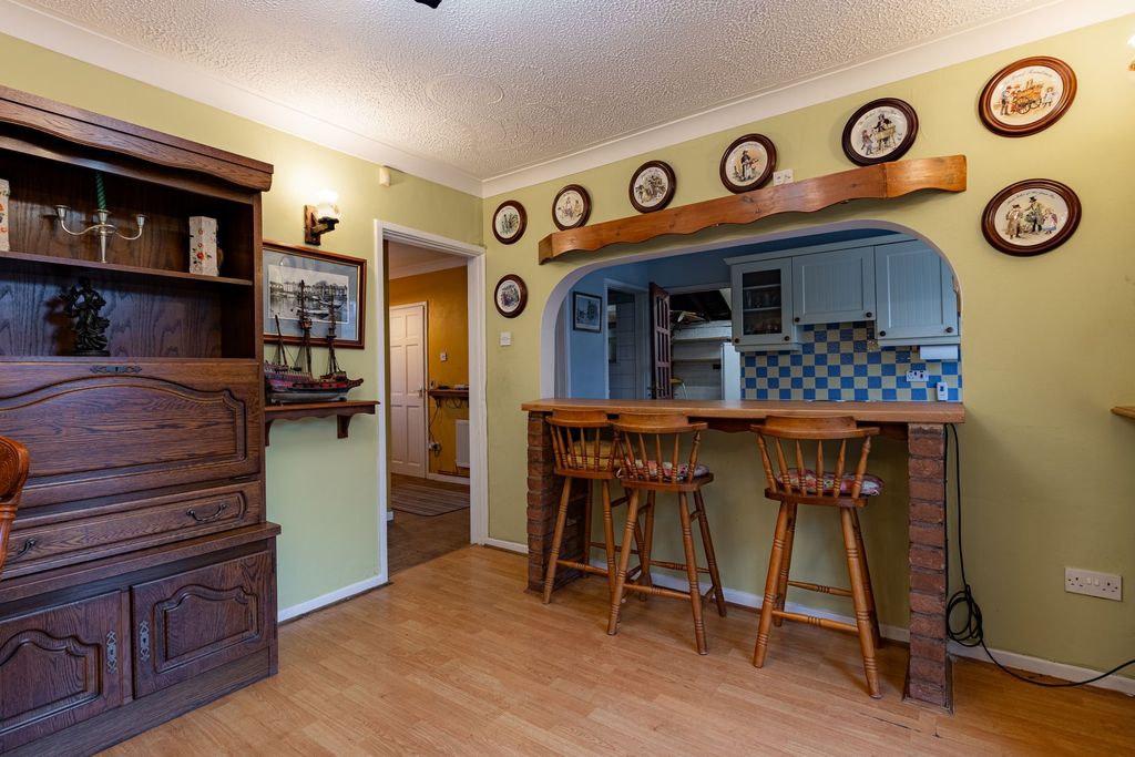 Property photo 2 of 27