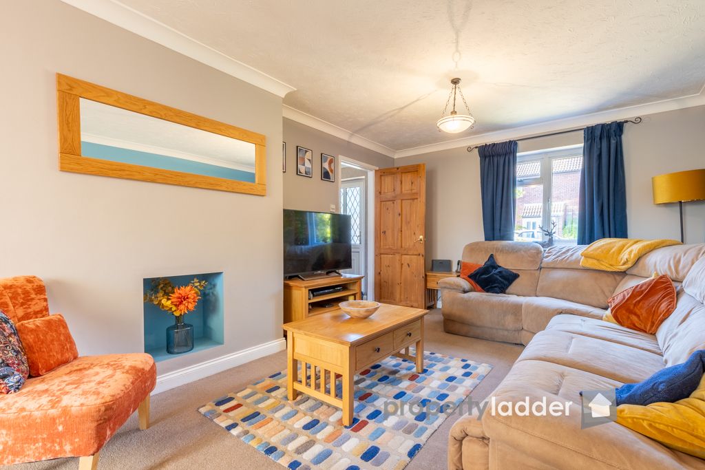 Property photo 3 of 21 14 Bowling Green Close - Pl-29