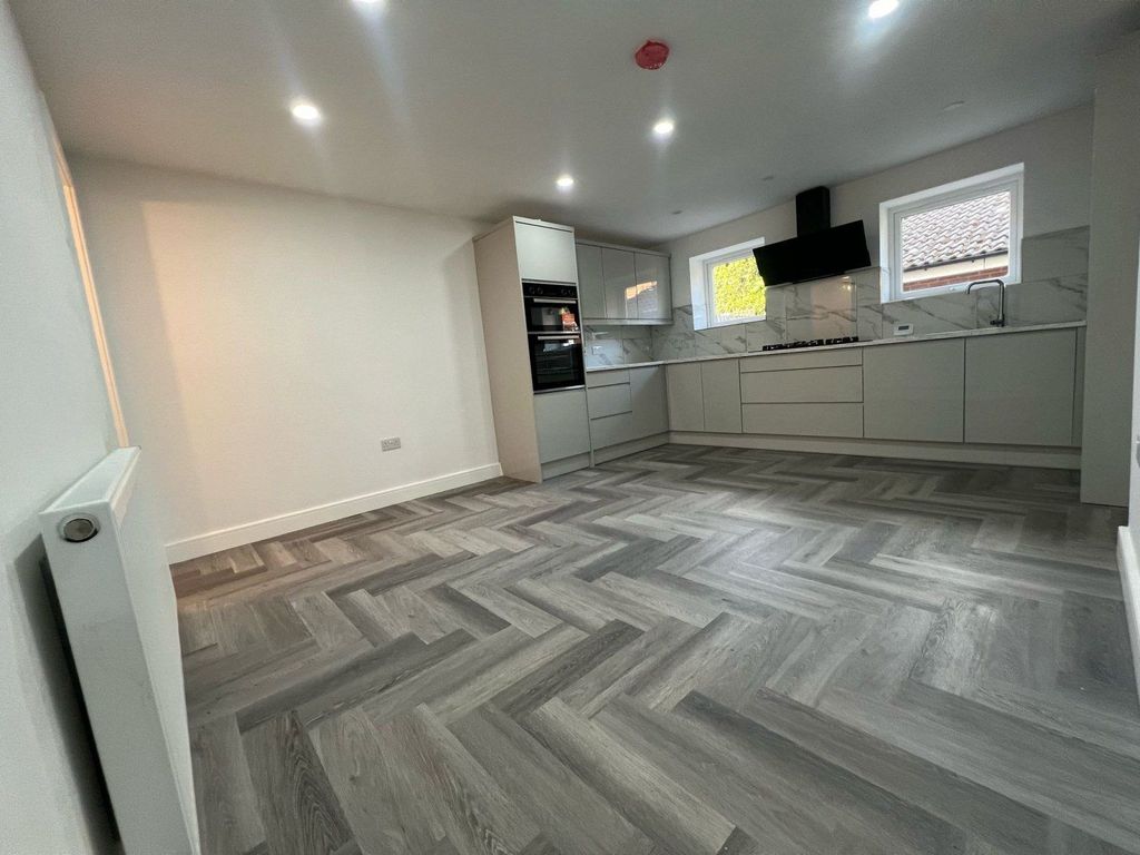 Property photo 1 of 23 Eight Bedroom House In Beckton - Â£5700 Pcm