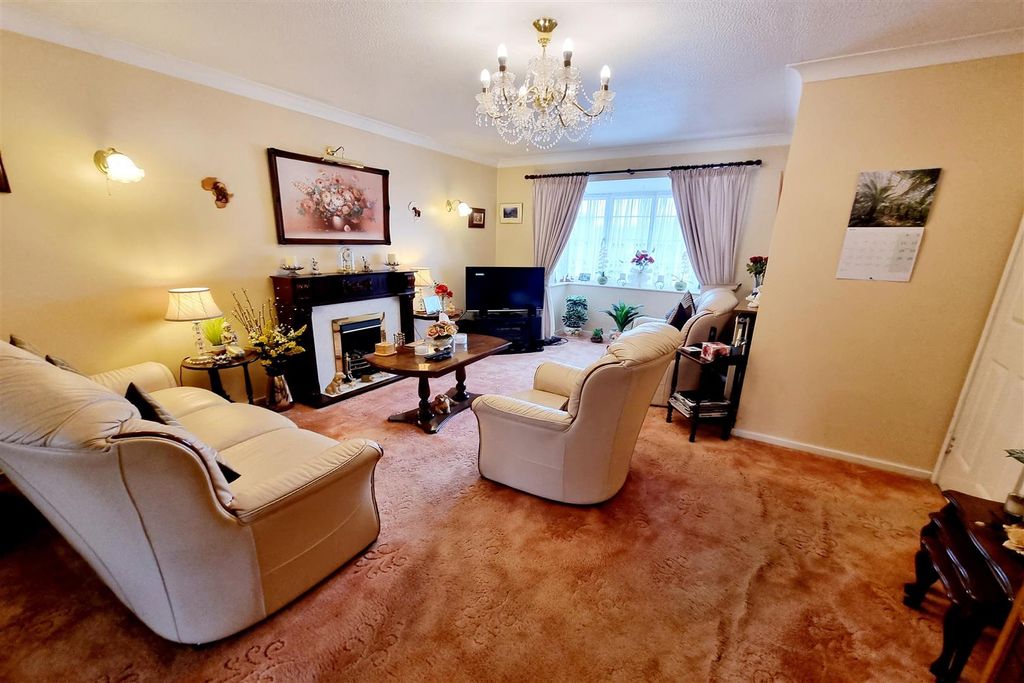 Property photo 3 of 12 Front Reception Area: Pic. 2