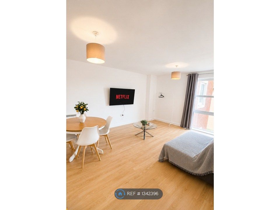 Property photo 2 of 10 Spacious Living Room