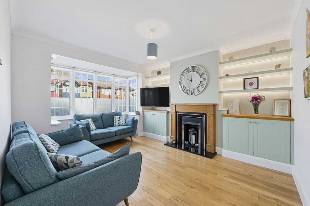 Property photo 2 of 16 Chatsworth Road