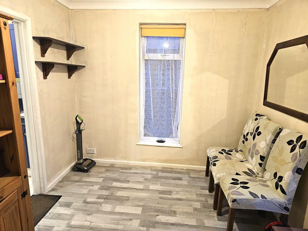 Property photo 3 of 14 Hallway