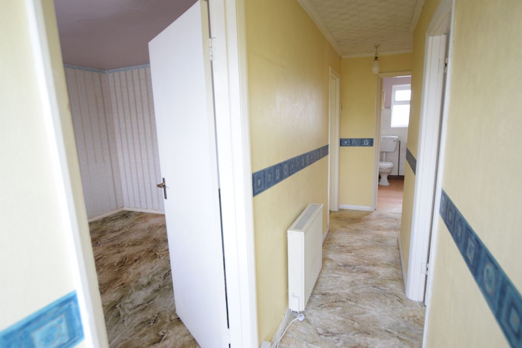 Property photo 3 of 20 Halllway