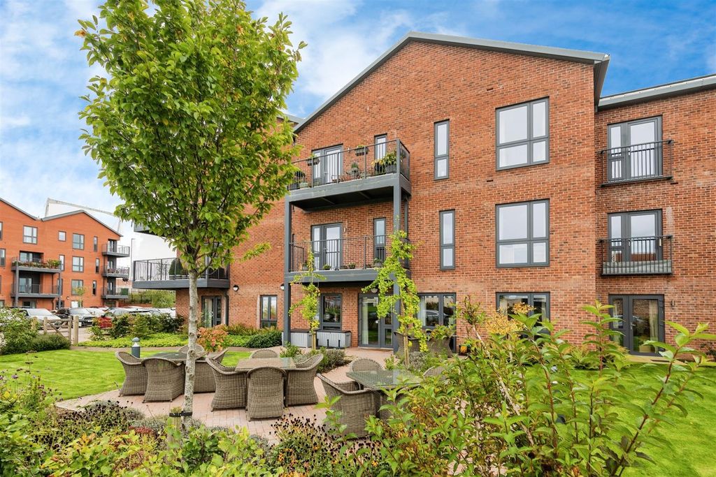 Property photo 1 of 17 Communal Gardens