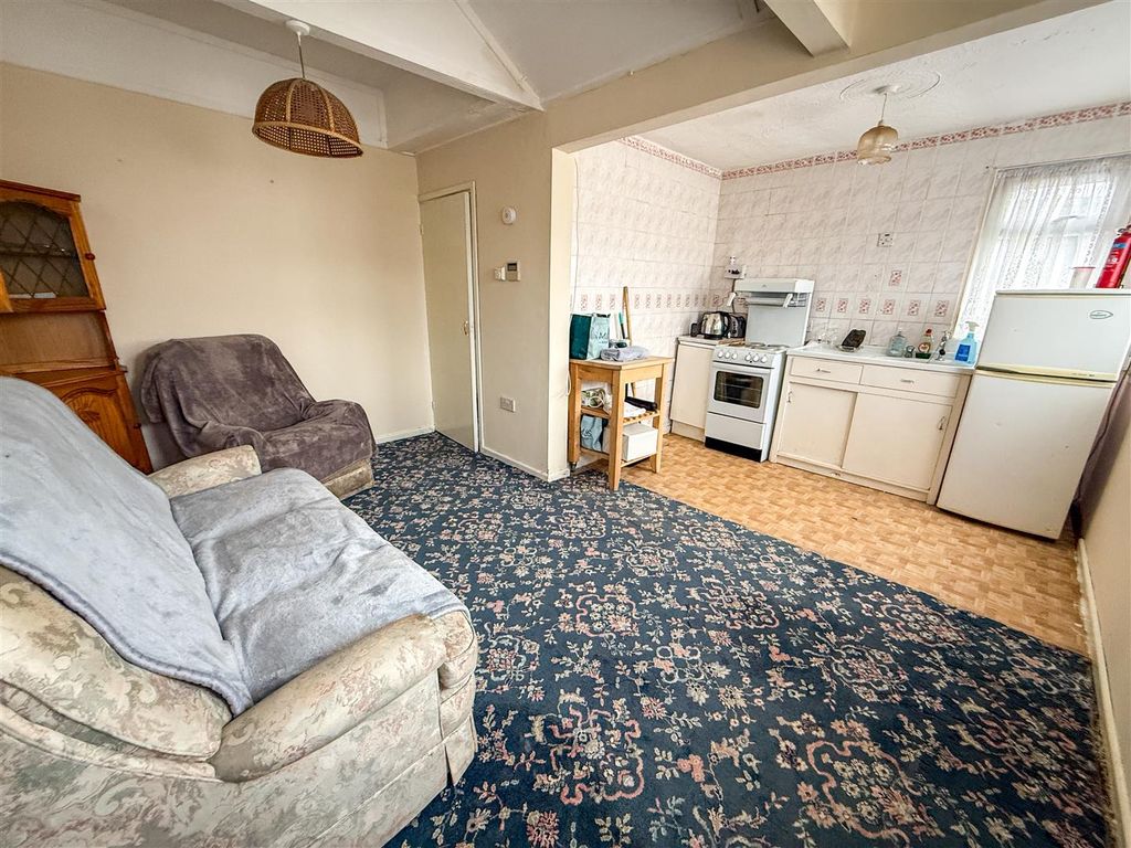 Property photo 2 of 12 Lounge/Kitchen