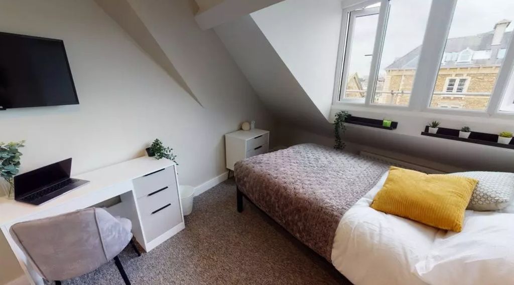 Property photo 3 of 9 A Bright And Stylish Double Bedroom Featuring Mode...