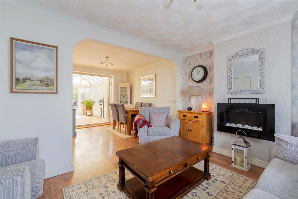 Property photo 3 of 17 119 Moreton Way-11.Jpg