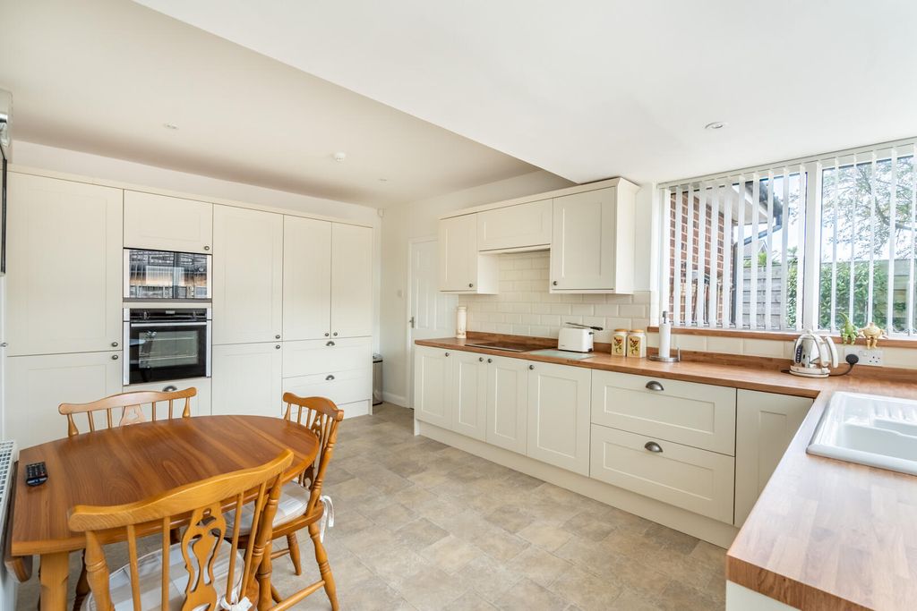 Property photo 3 of 18 Kitchen
