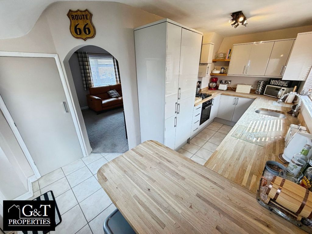 Property photo 3 of 18 Kitchen