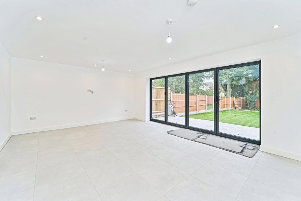 Property photo 3 of 13 Lounge