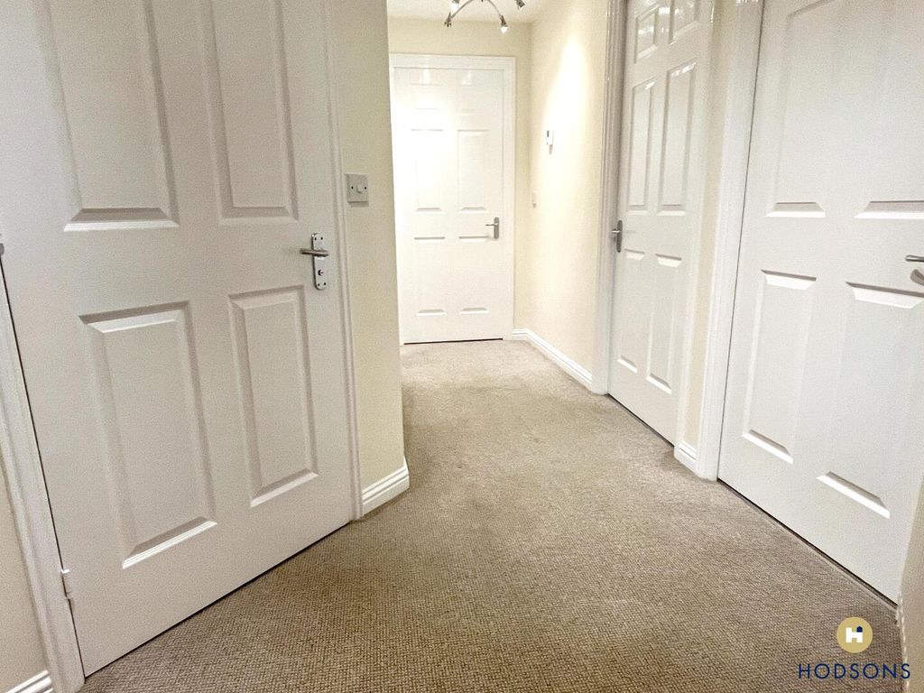 Property photo 2 of 7 Hallway