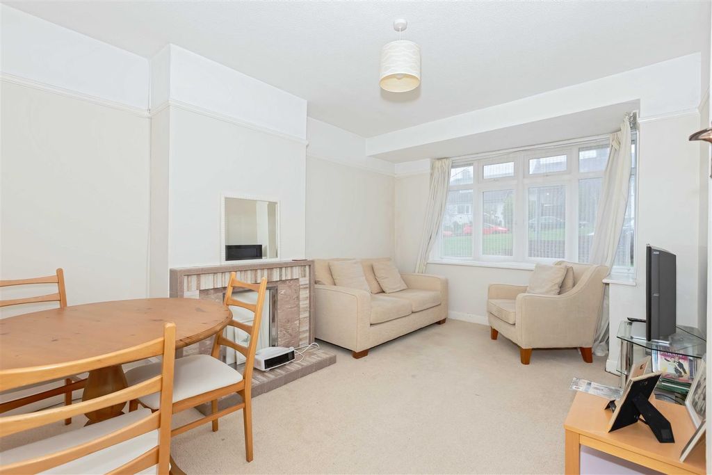 Property photo 3 of 16 Westfield Close_1.Jpg