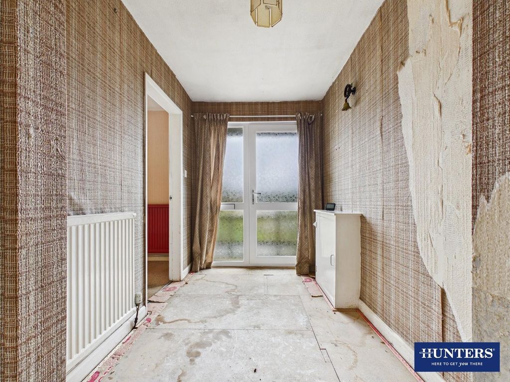 Property photo 3 of 17 Entrance Hall