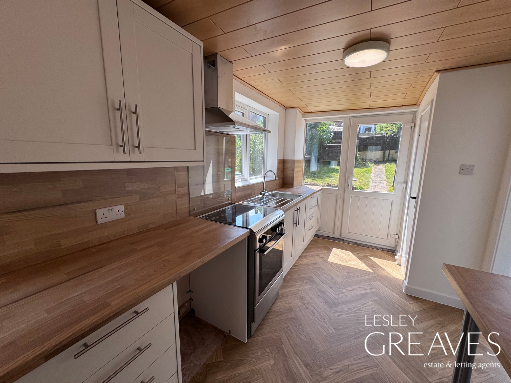 Property photo 3 of 11 Kitchen