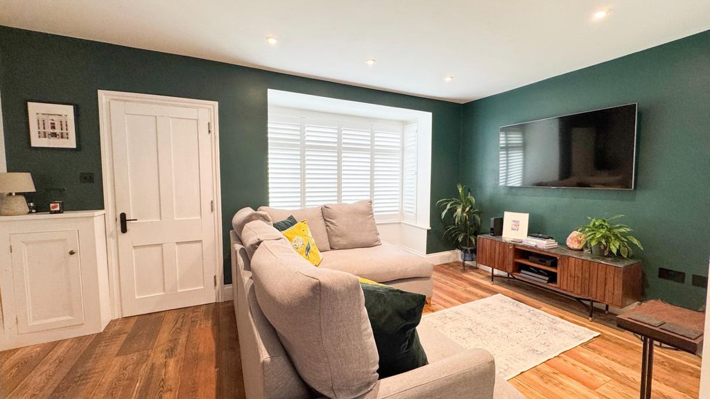 Property photo 2 of 18 Lounge