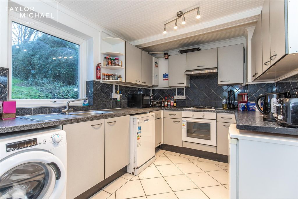 Property photo 2 of 18 Kitchen