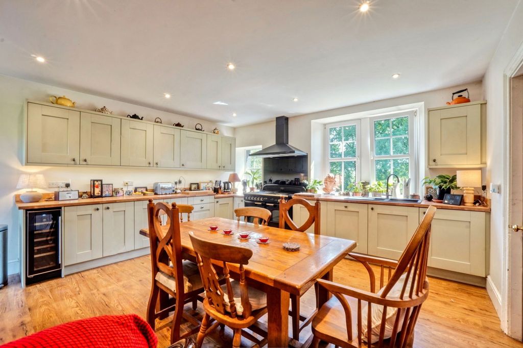 Property photo 2 of 32