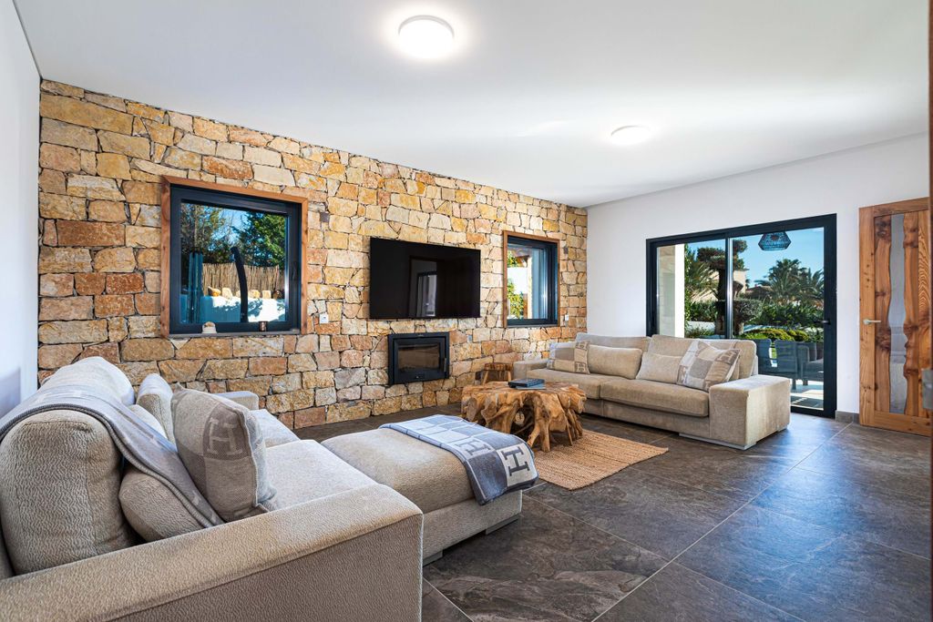 Property photo 2 of 28